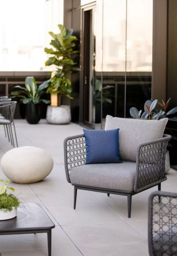 Kursi Mewah di Teras